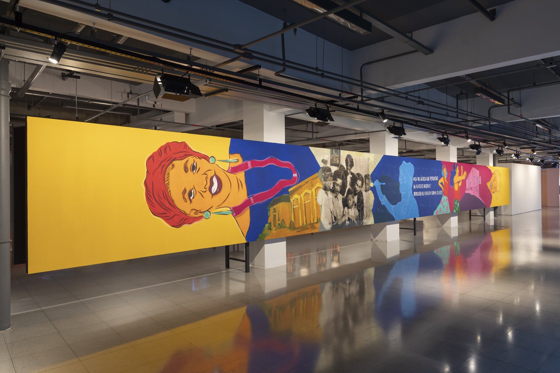 Há um grande mural na parede de um prédio.