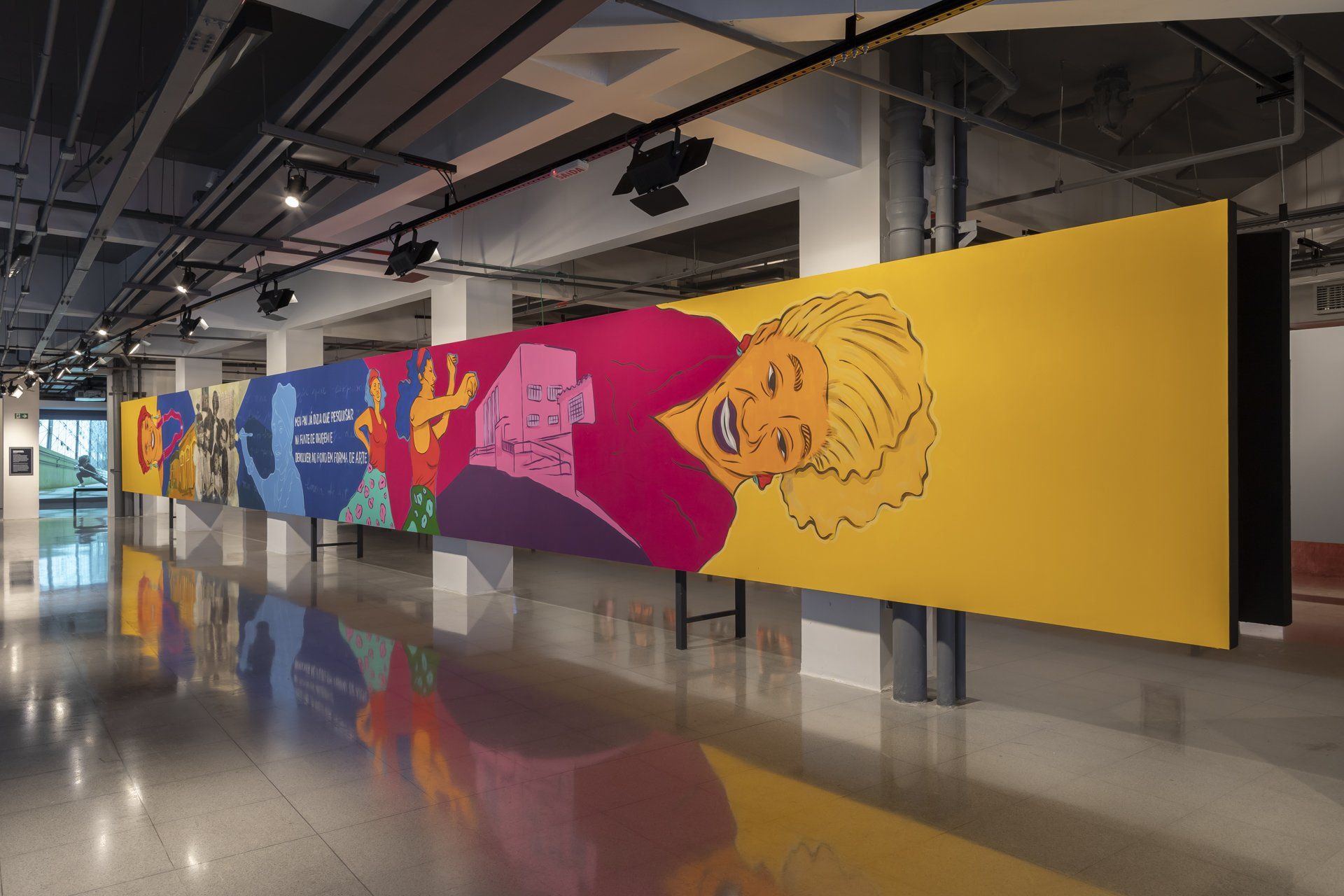 Uma sala grande com muitas pinturas coloridas nas paredes.