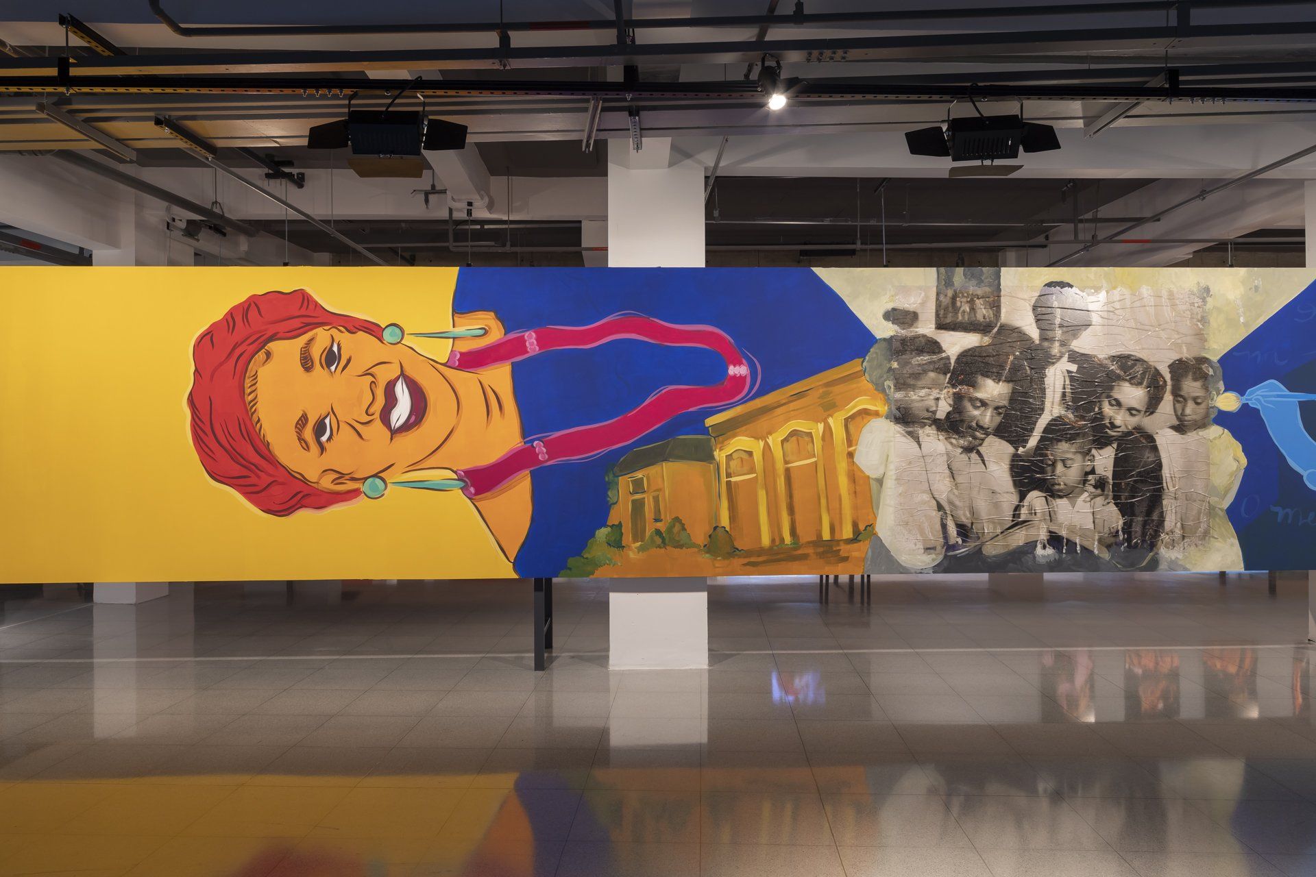 Um grande mural de uma mulher e um grupo de pessoas está pendurado na parede de um prédio.