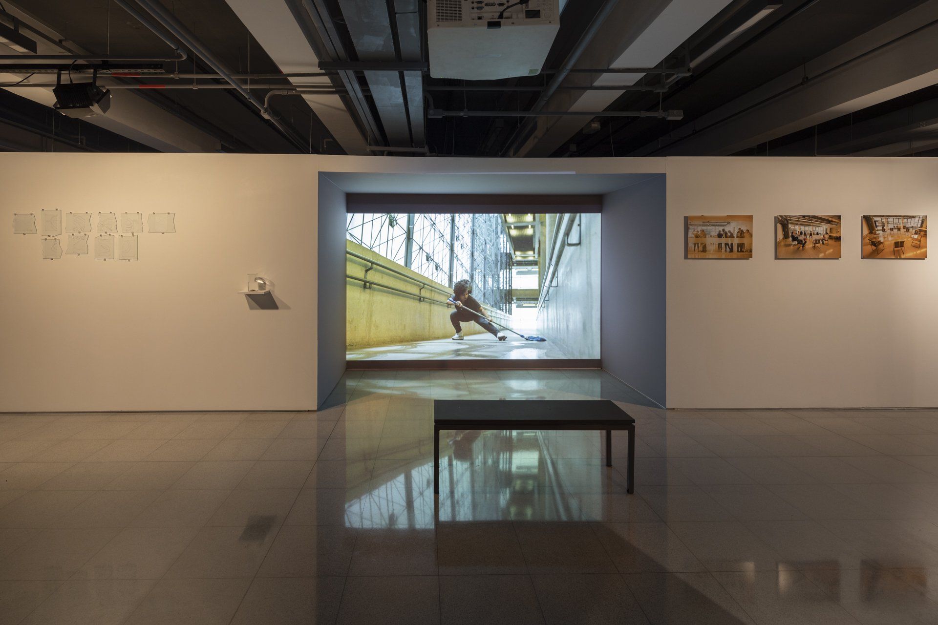 Uma grande tela está pendurada na parede de um museu.