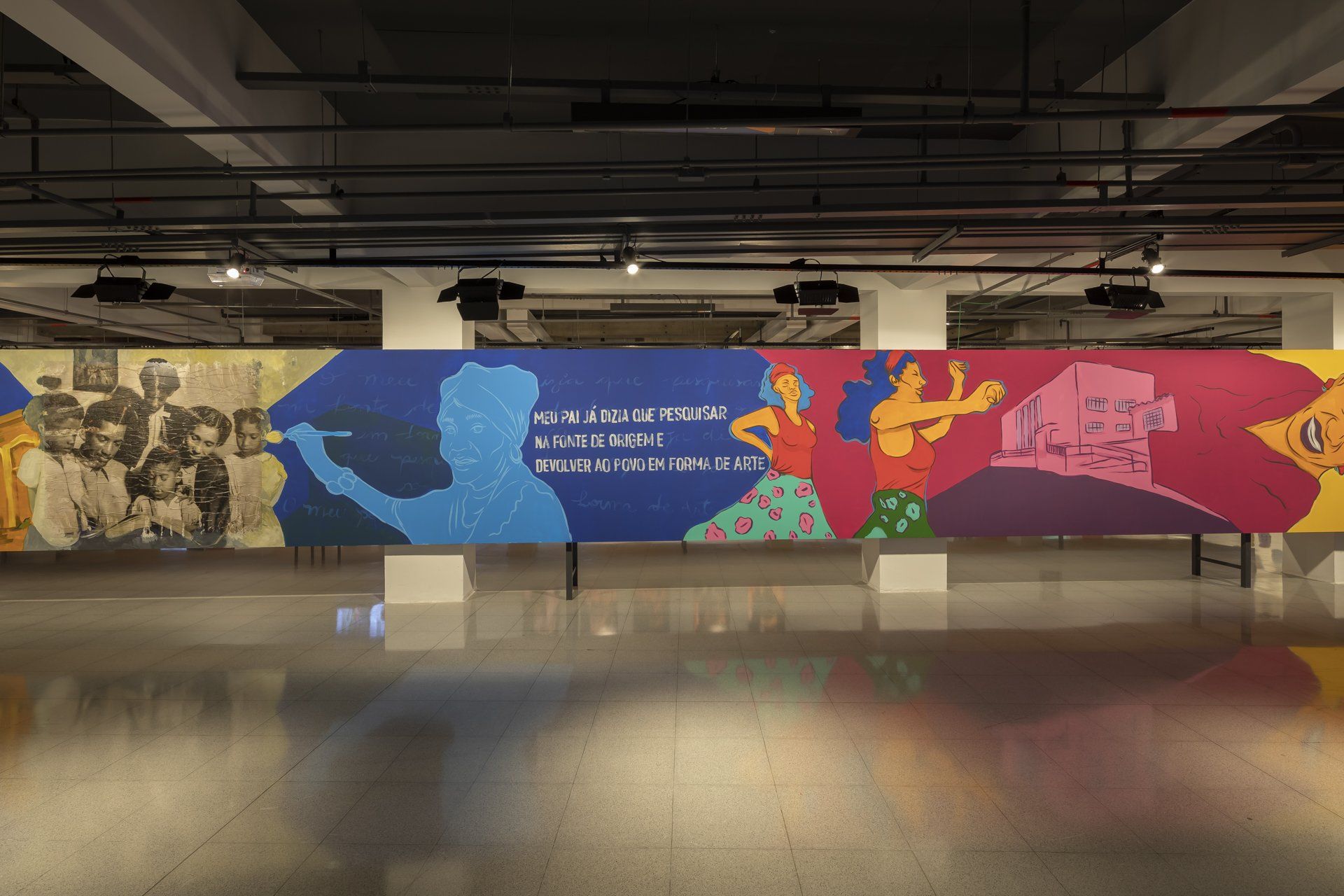 Um grande mural está pendurado na parede de um prédio.