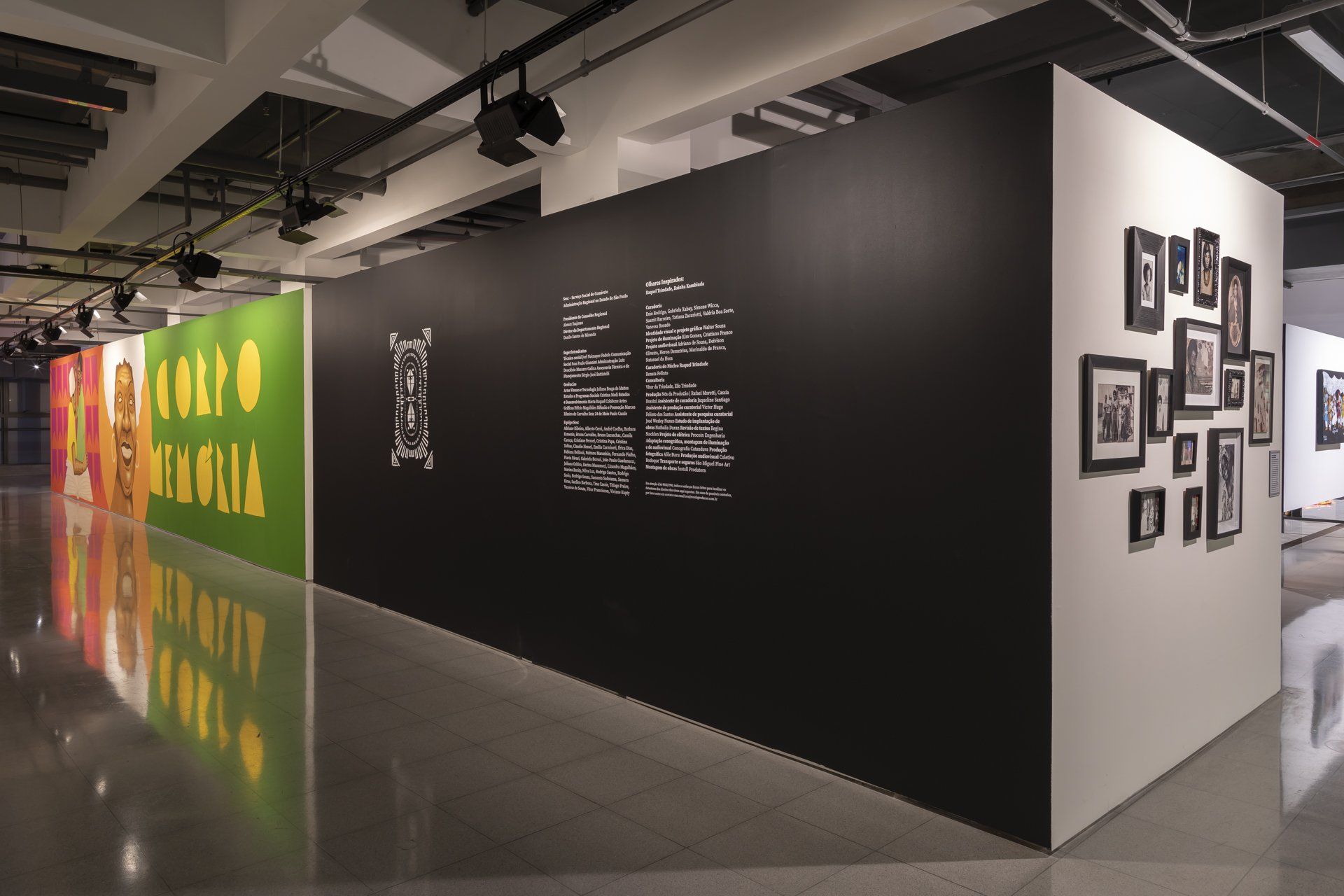 Um longo corredor com uma parede preta e uma parede verde