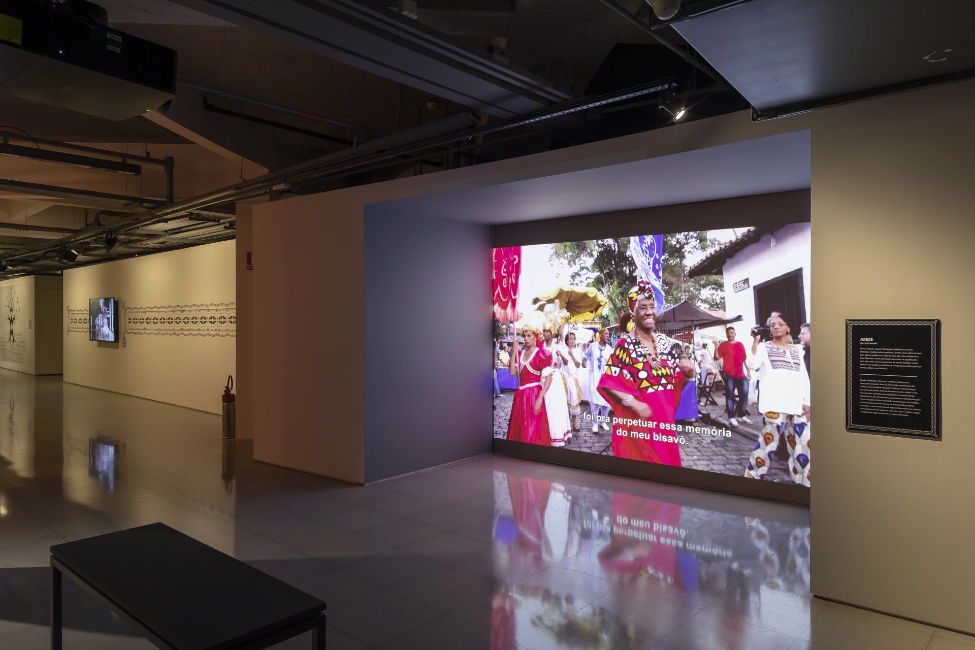 Uma grande tela está pendurada na parede de um museu.