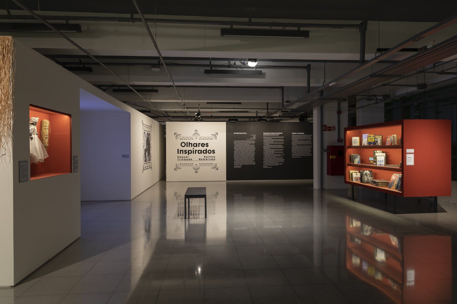 Uma sala vazia com uma placa que diz 'algumas coisas'