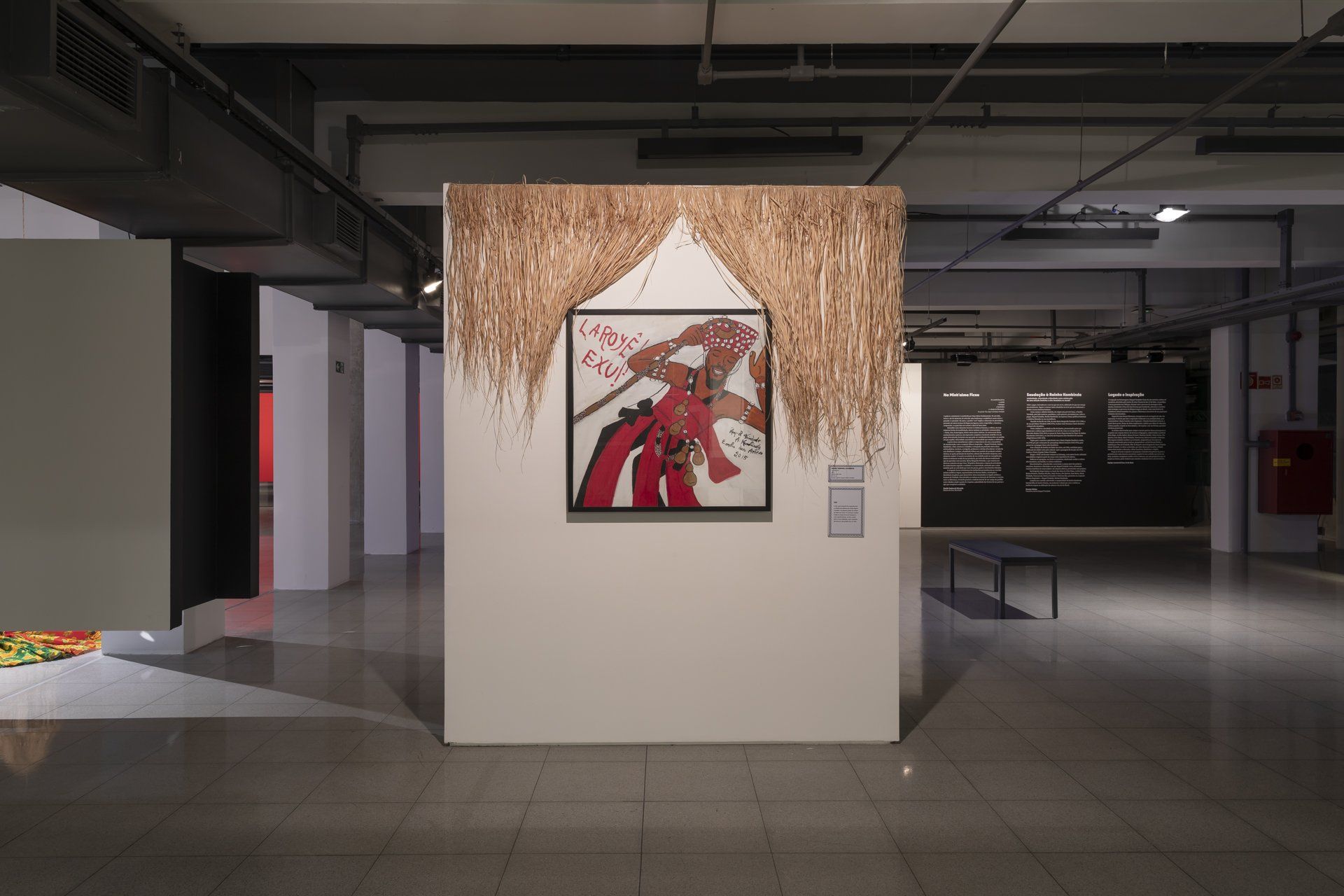 Uma pintura está pendurada na parede de um museu.