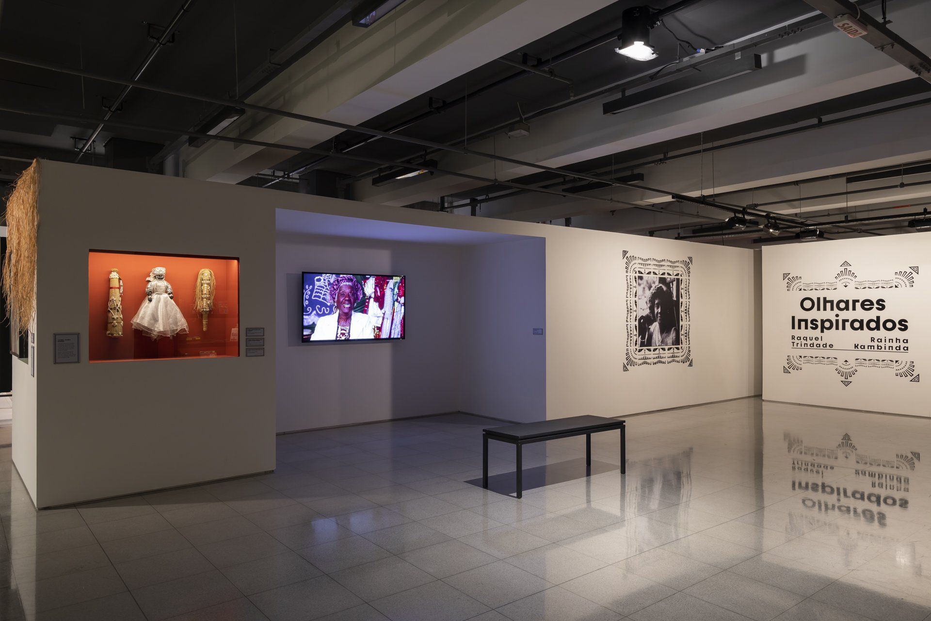 Uma grande sala vazia com uma placa na parede que diz olhos inspirados