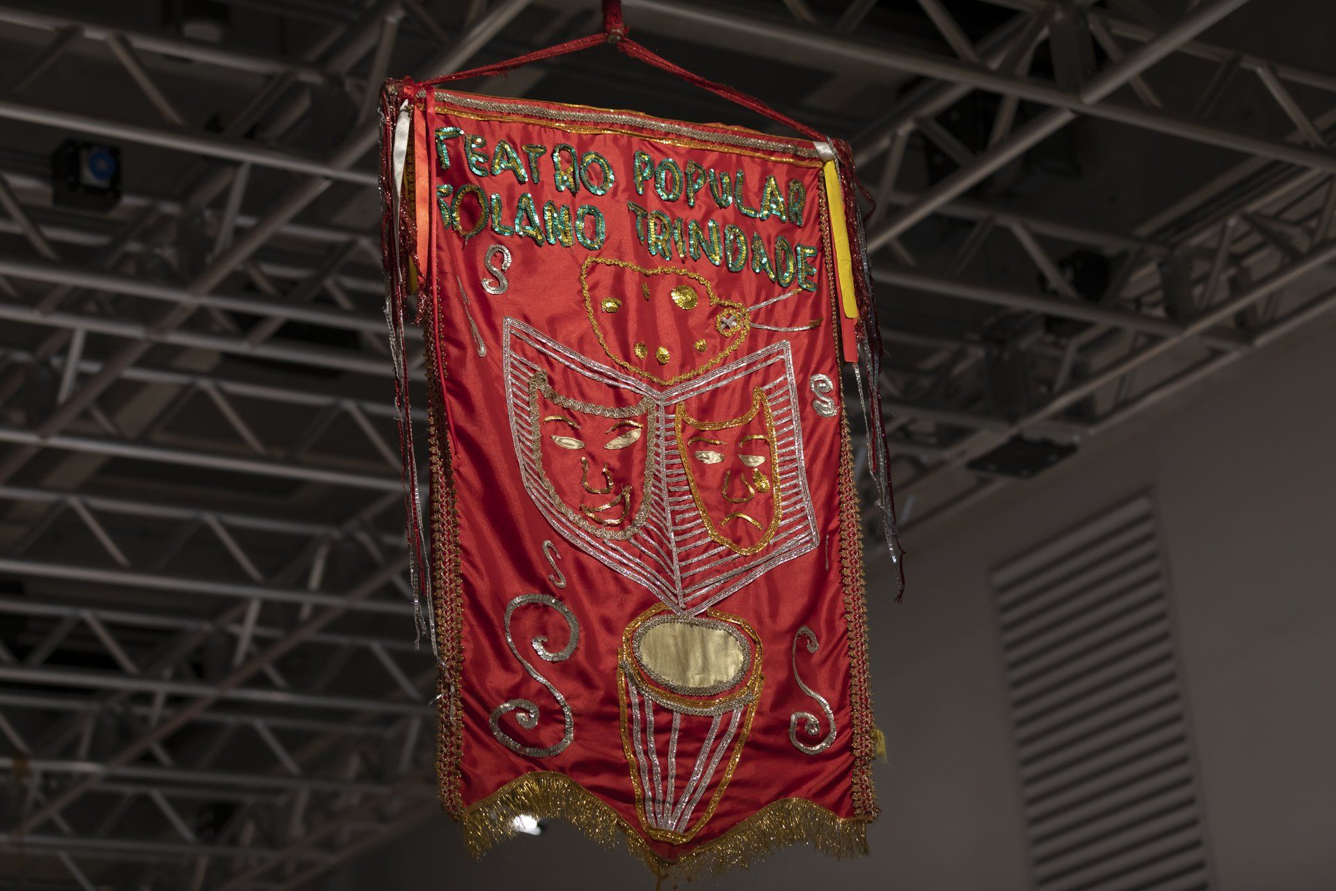 Uma faixa vermelha pendurada no teto que diz 'a'