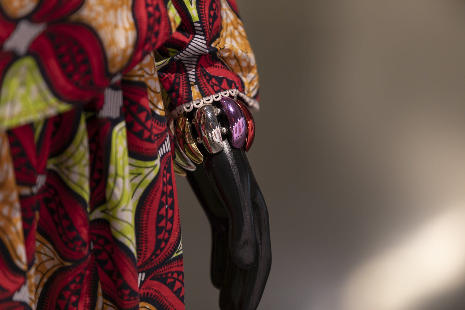 Um close do braço de uma pessoa com uma pulseira.