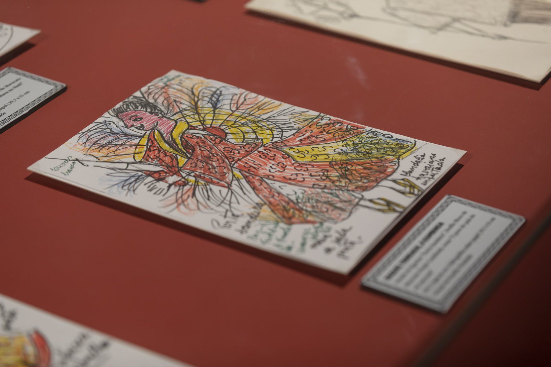 Um pedaço de papel com um desenho está sobre uma mesa.