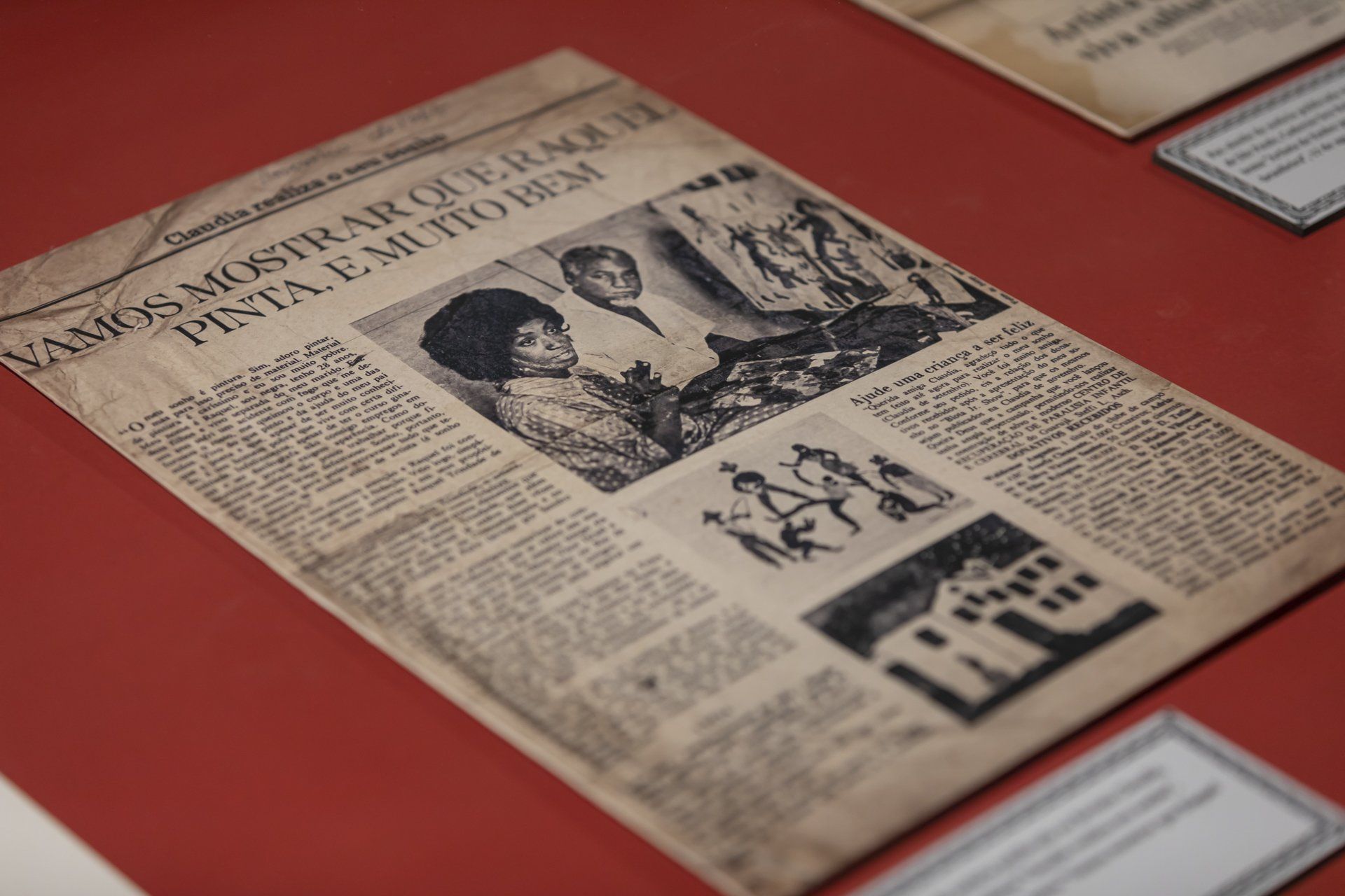 Um jornal com a foto de um homem e uma mulher