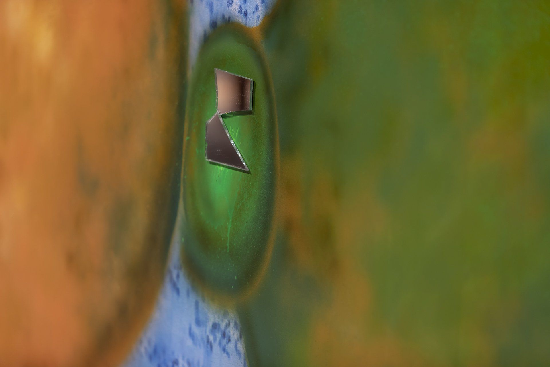 Um close do olho de uma pessoa com um buraco.