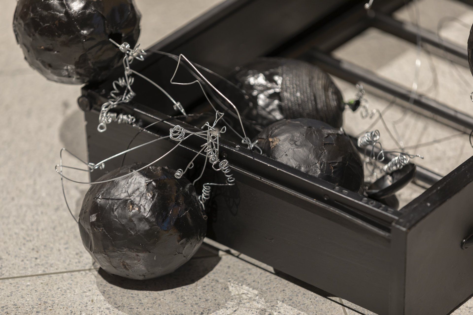 Um monte de bolas pretas estão em cima de uma caixa preta