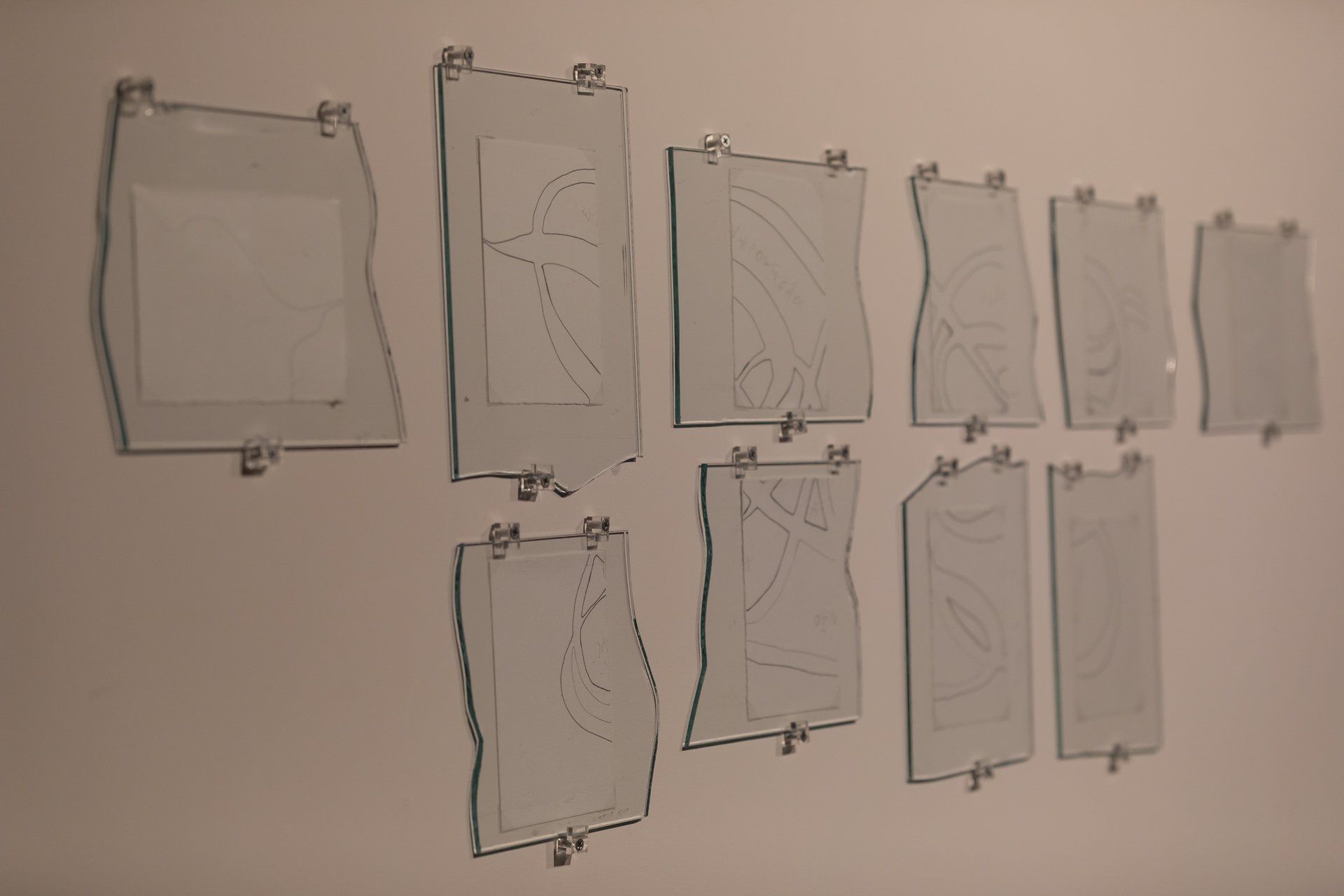 Uma parede com vários desenhos