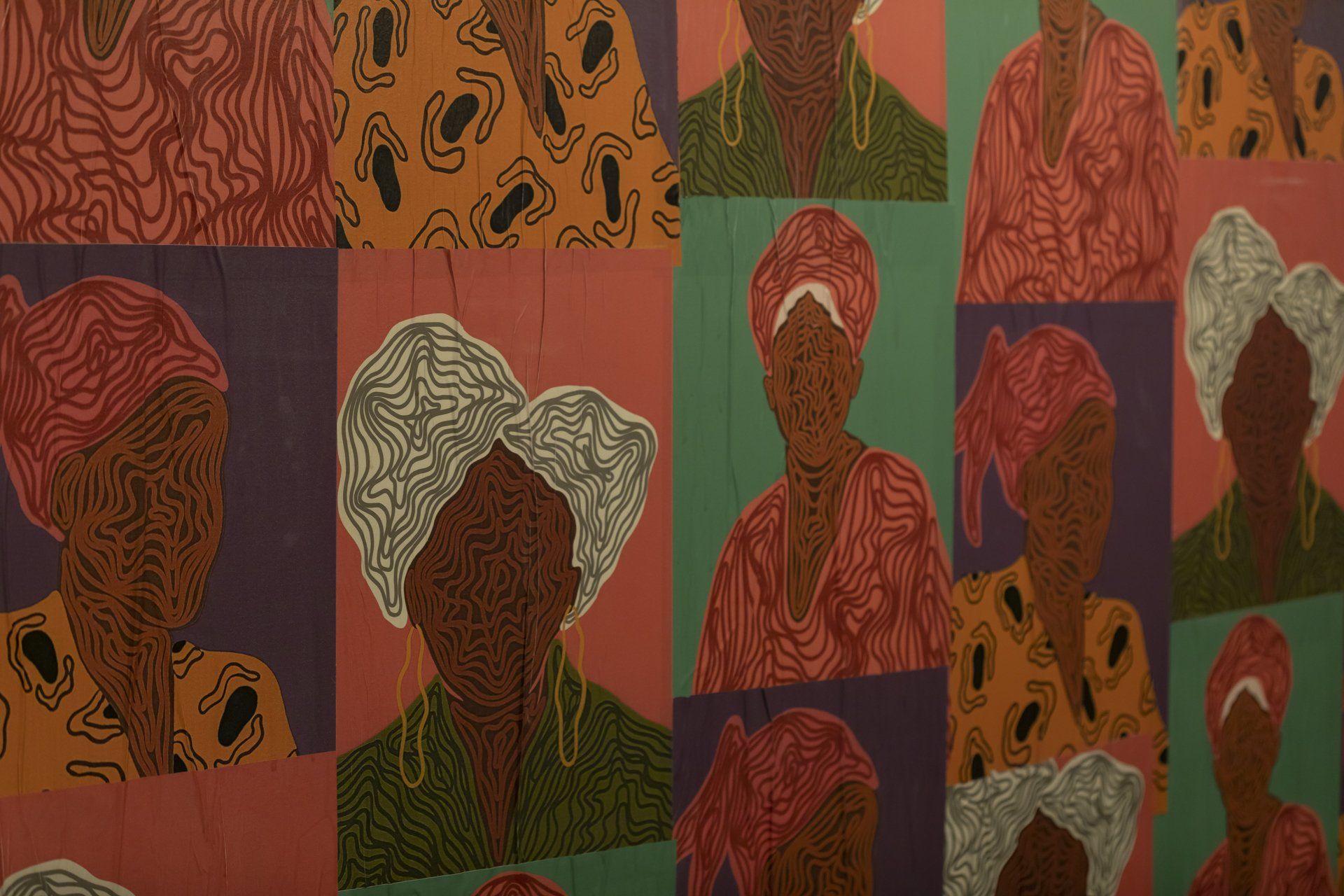 Uma colagem de pinturas de uma mulher com turbante na cabeça.