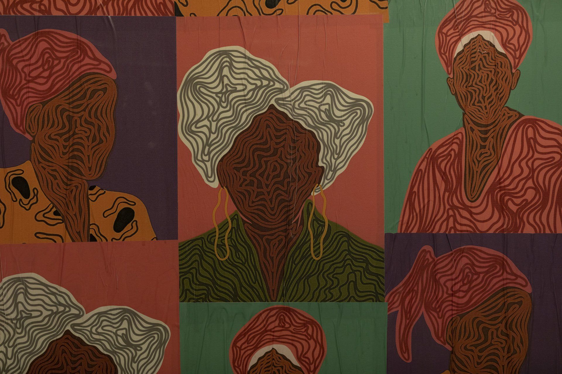 Uma colagem de pinturas de uma mulher usando turbante e brincos.