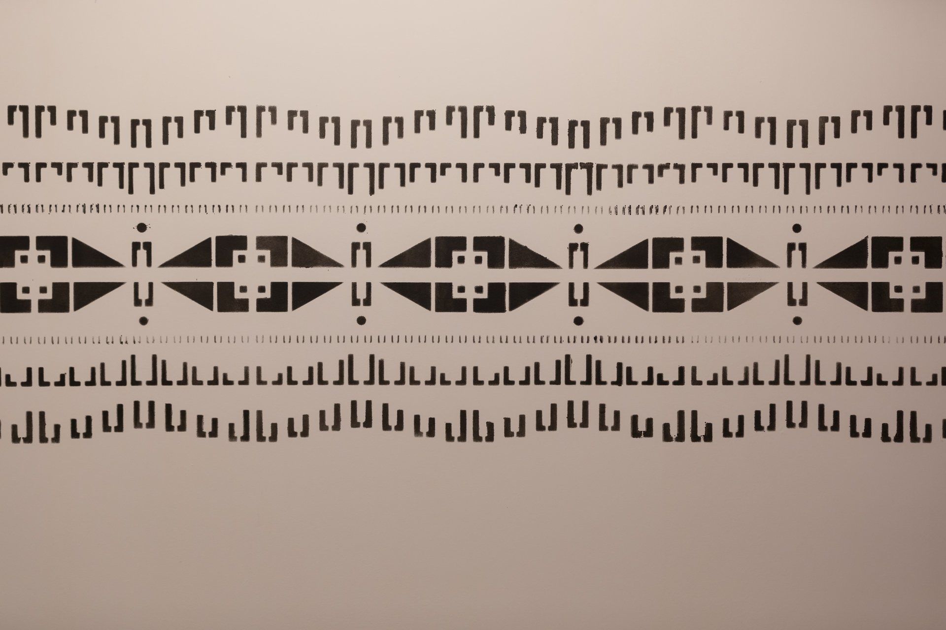 Um fundo branco com um padrão de letras e números