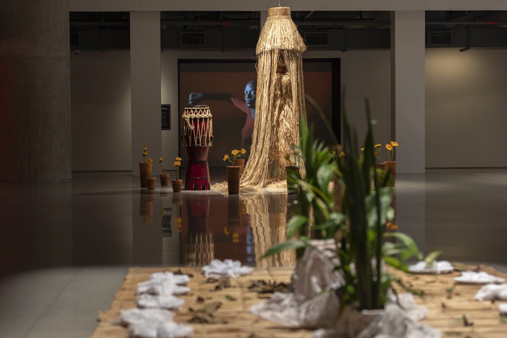 Uma grande sala com muitas plantas e esculturas.