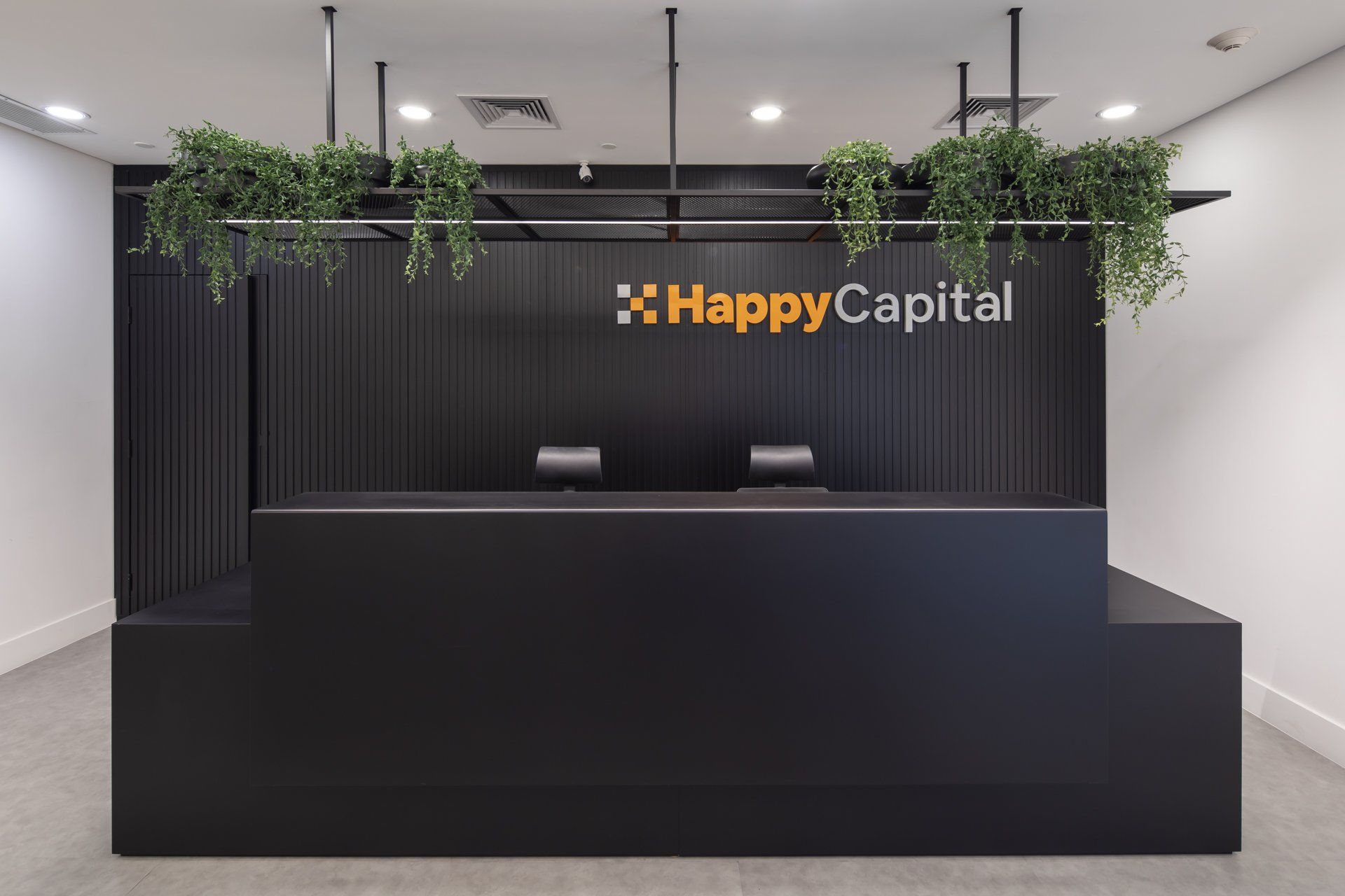 Uma recepção preta com uma placa que diz letra maiúscula feliz.