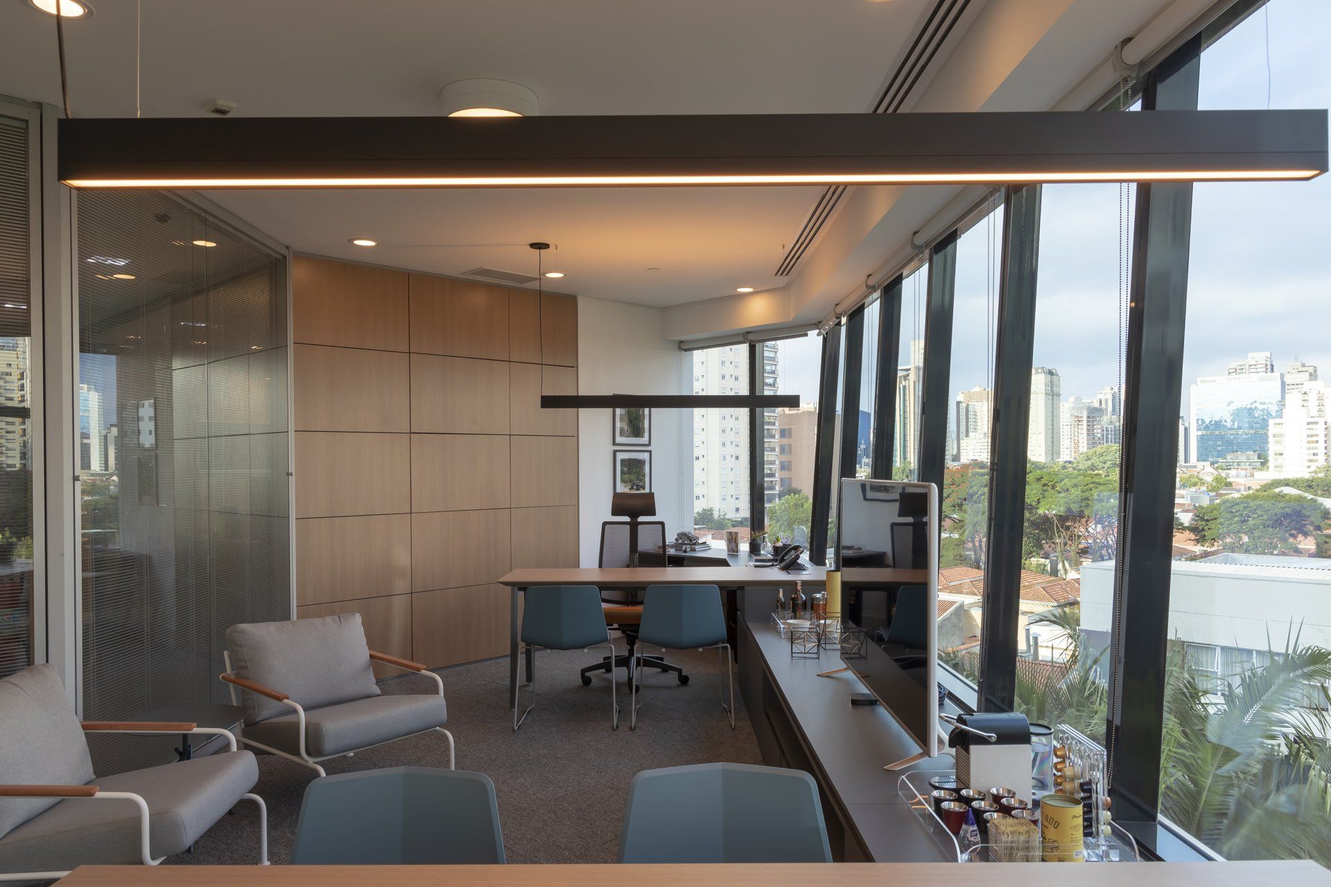 Um grande escritório com muitas janelas e cadeiras