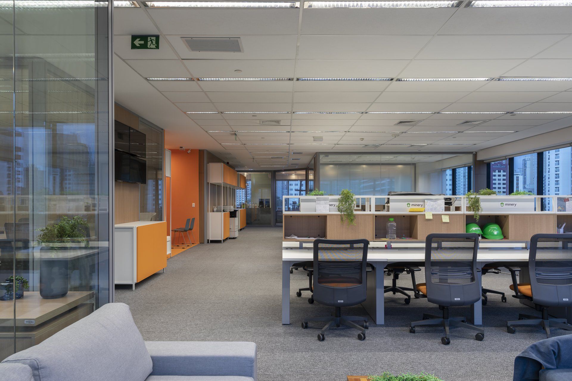 Um grande escritório com muitas mesas e cadeiras