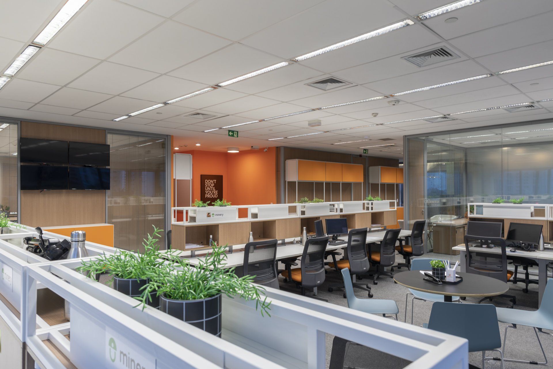 Um grande escritório com muitas mesas e cadeiras