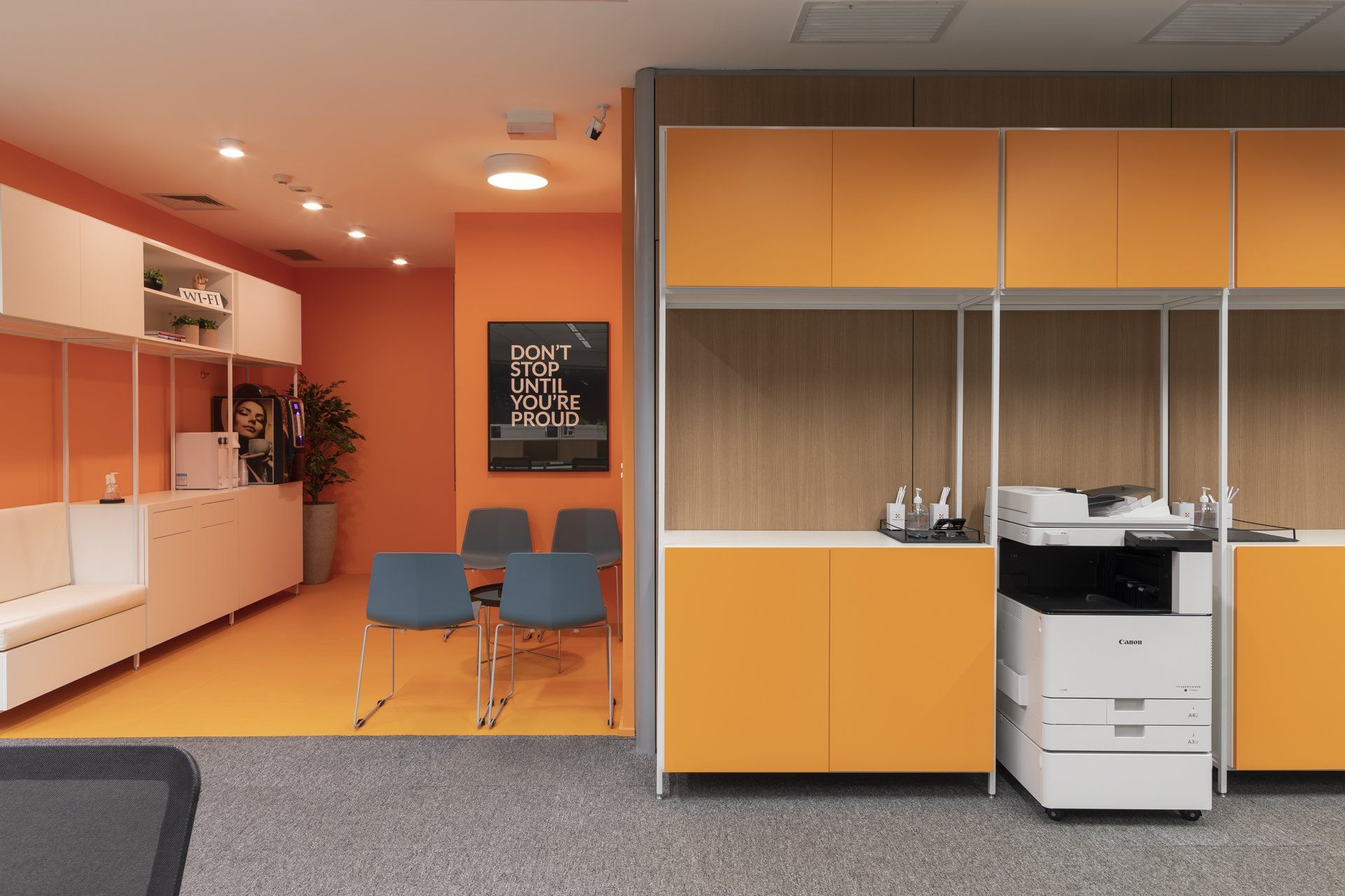 Uma sala com paredes laranja e uma impressora