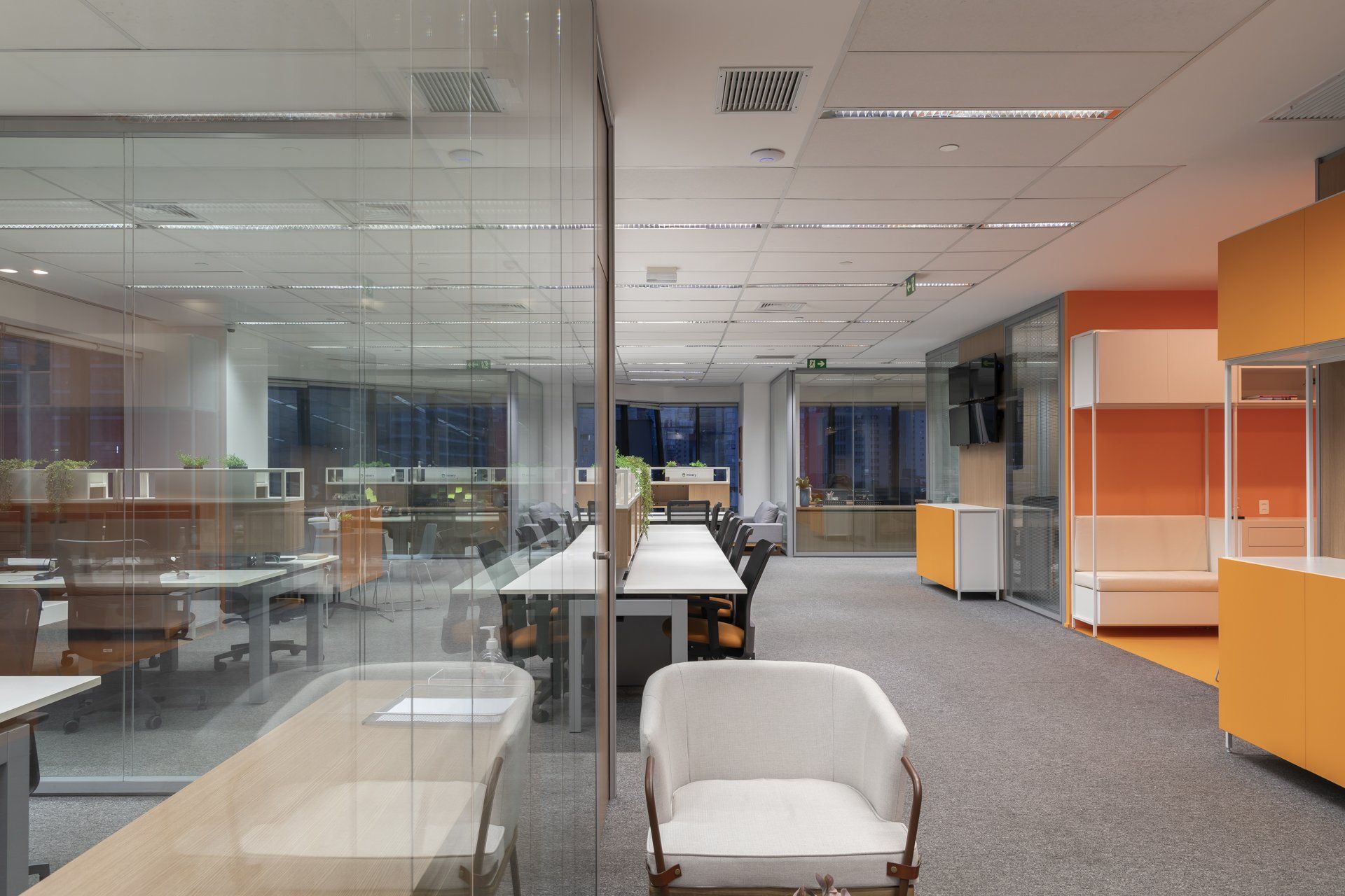 Um grande escritório com muitas cadeiras e mesas