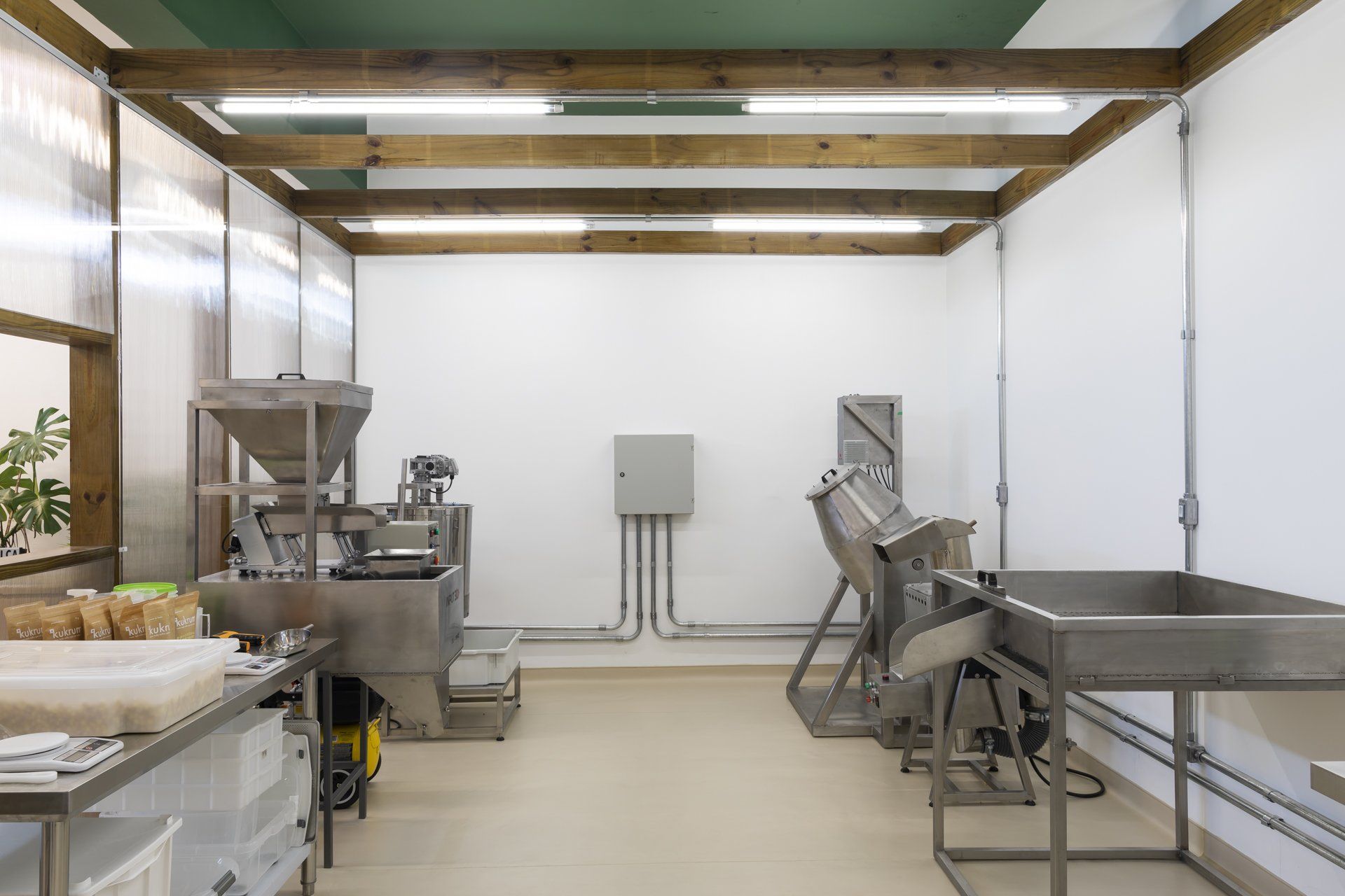 Uma cozinha com electrodomésticos em inox e janela.