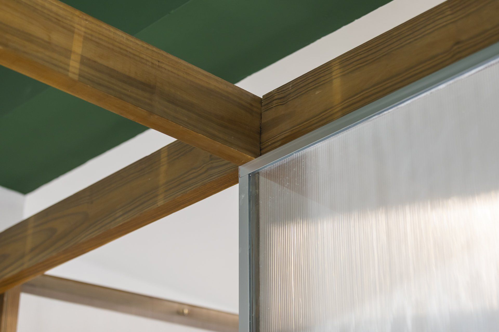 Um close de uma estrutura de madeira com uma porta de vidro transparente.