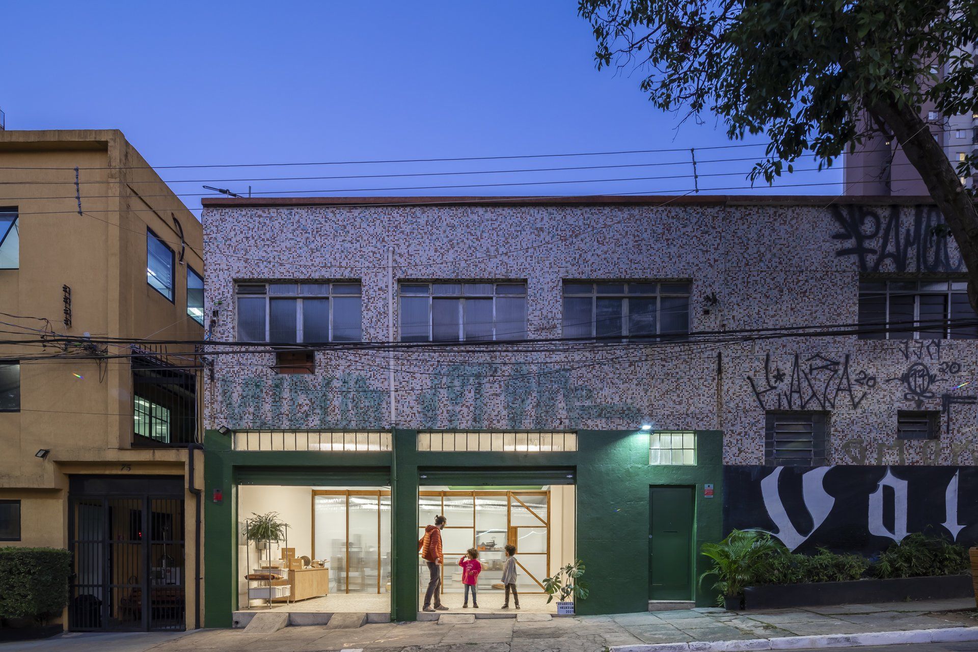 Um grupo de pessoas está do lado de fora de um prédio.