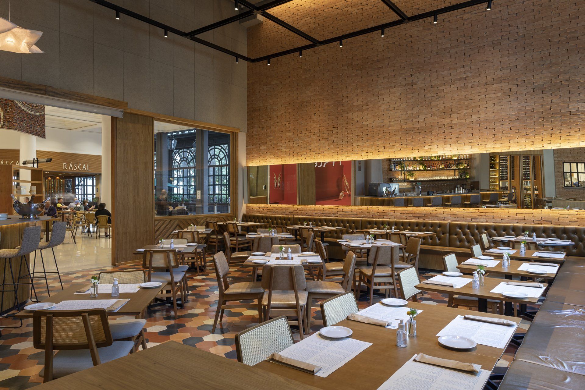 Há muitas mesas e cadeiras no restaurante.