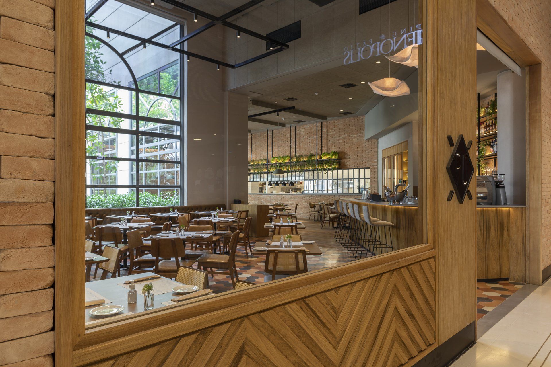 Um restaurante com mesas e cadeiras e uma grande janela