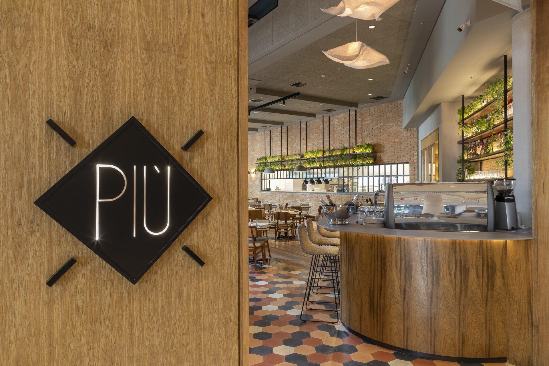 Um restaurante com uma placa que diz 'piu'