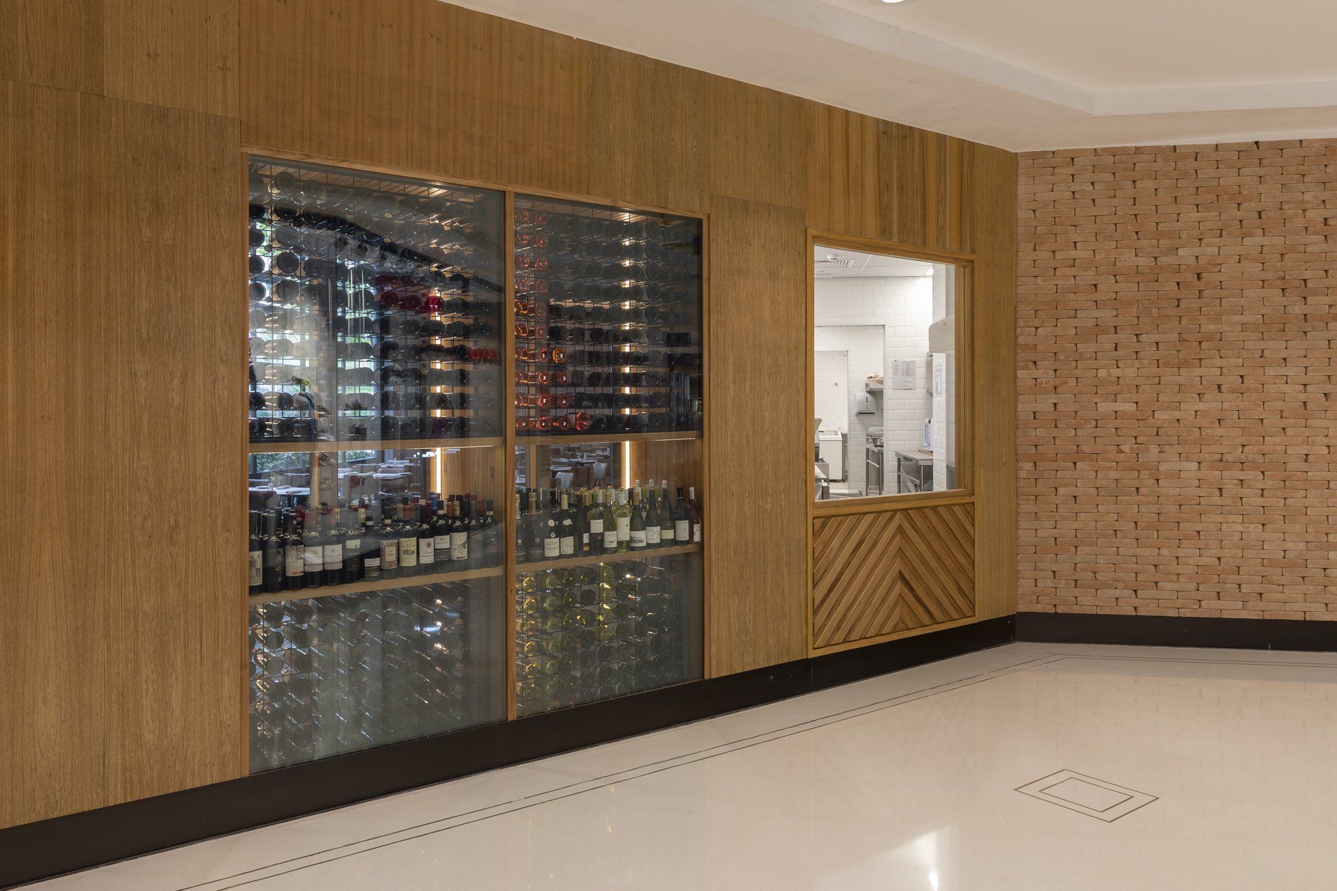 Uma sala com adega e parede de tijolo.