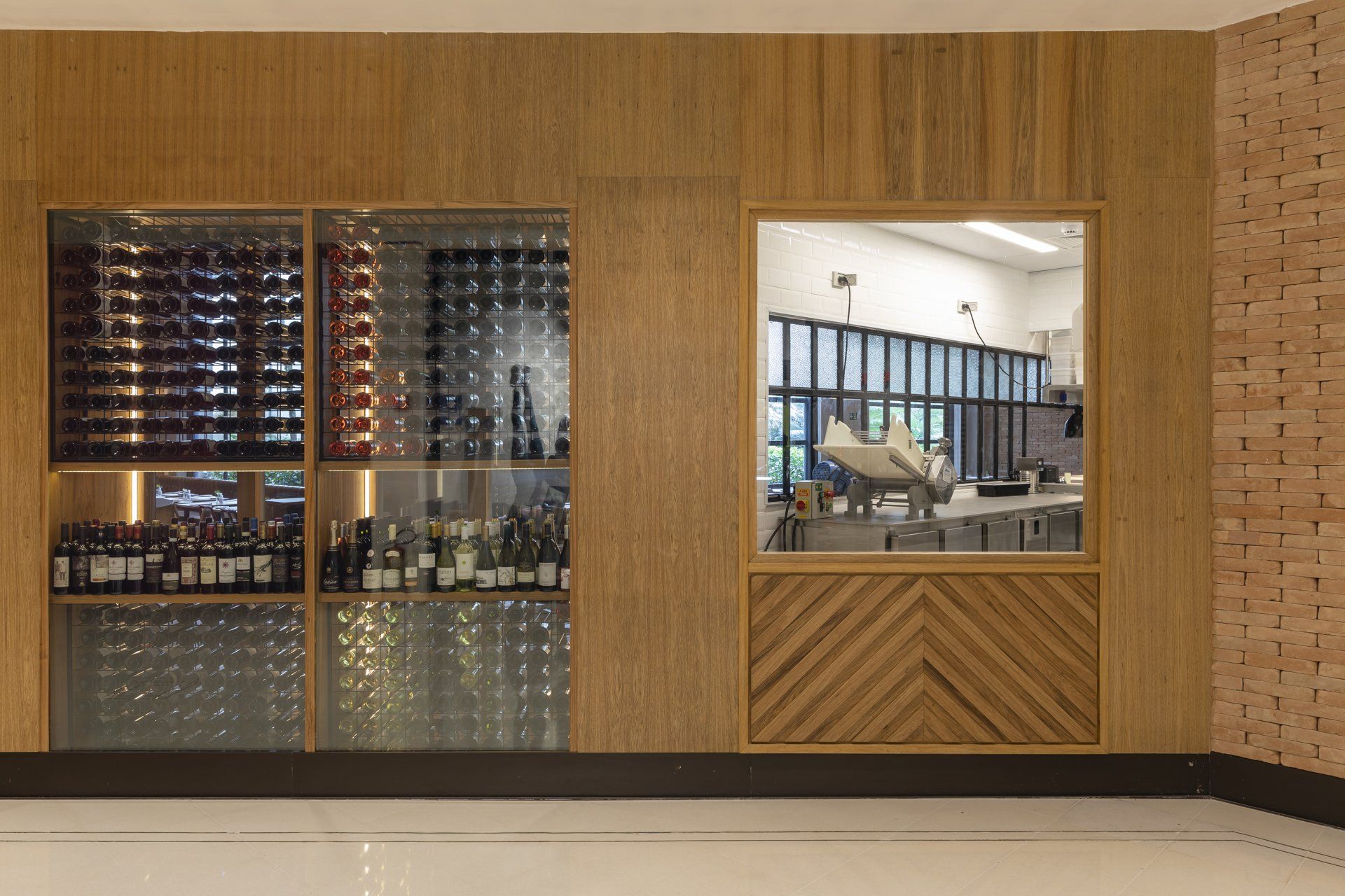 Uma parede de madeira com uma adega e uma janela.