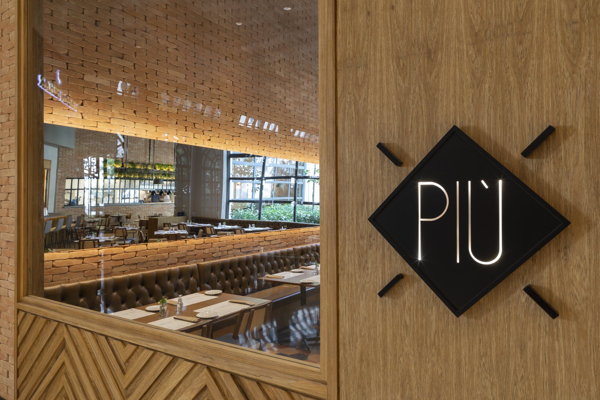 Um restaurante com uma placa que diz piu