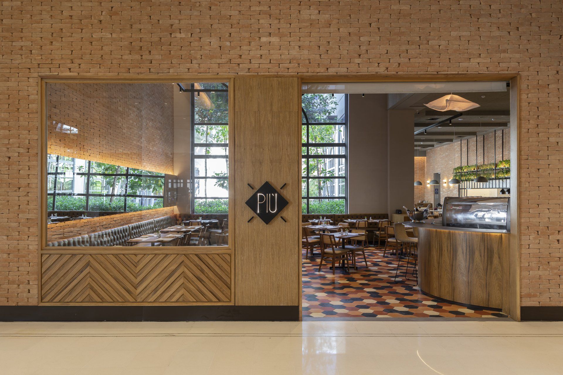 Impressão artística de um restaurante com parede de tijolos e mesas e cadeiras de madeira.