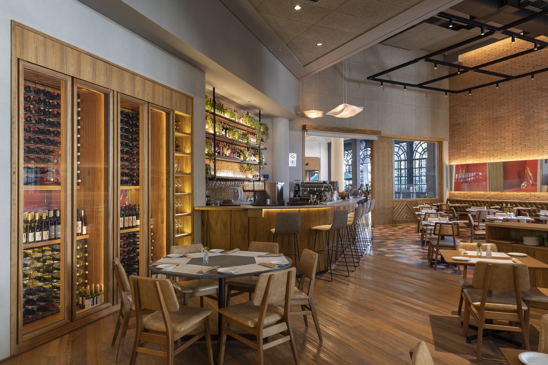 Impressão artística de um restaurante com mesas e cadeiras