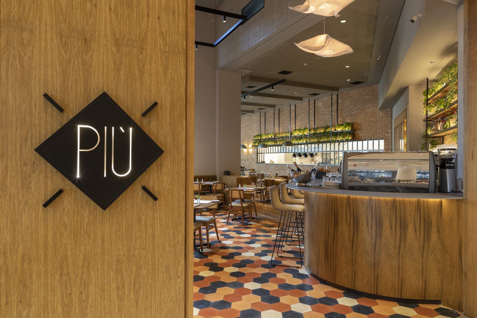 Um restaurante com uma placa que diz piu