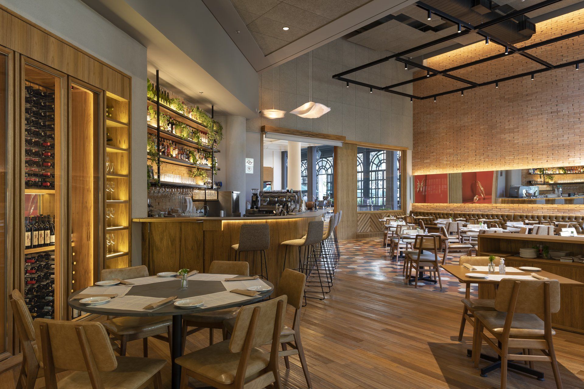 Impressão artística de um restaurante com mesas e cadeiras