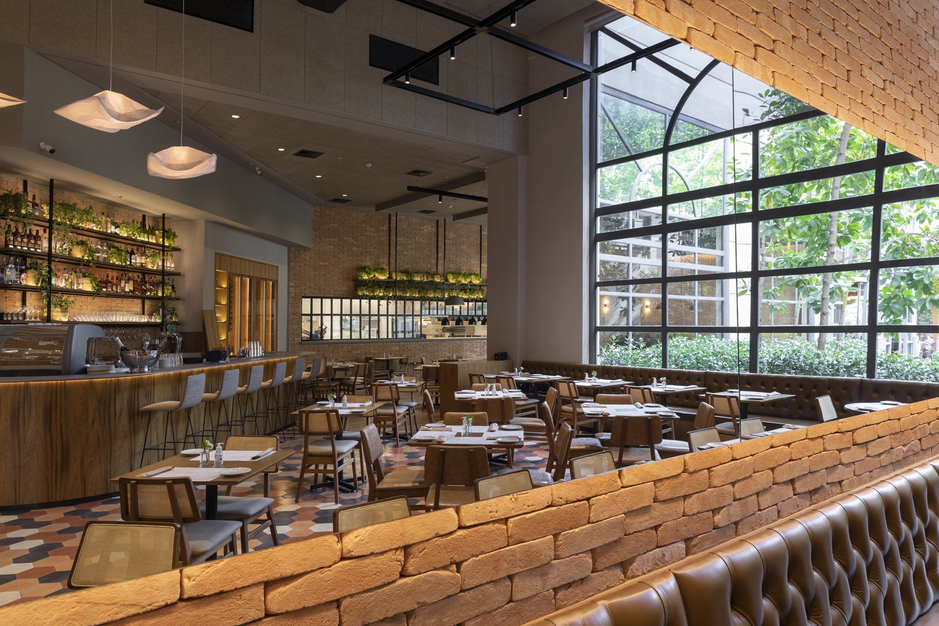 Um restaurante com mesas e cadeiras e uma grande janela