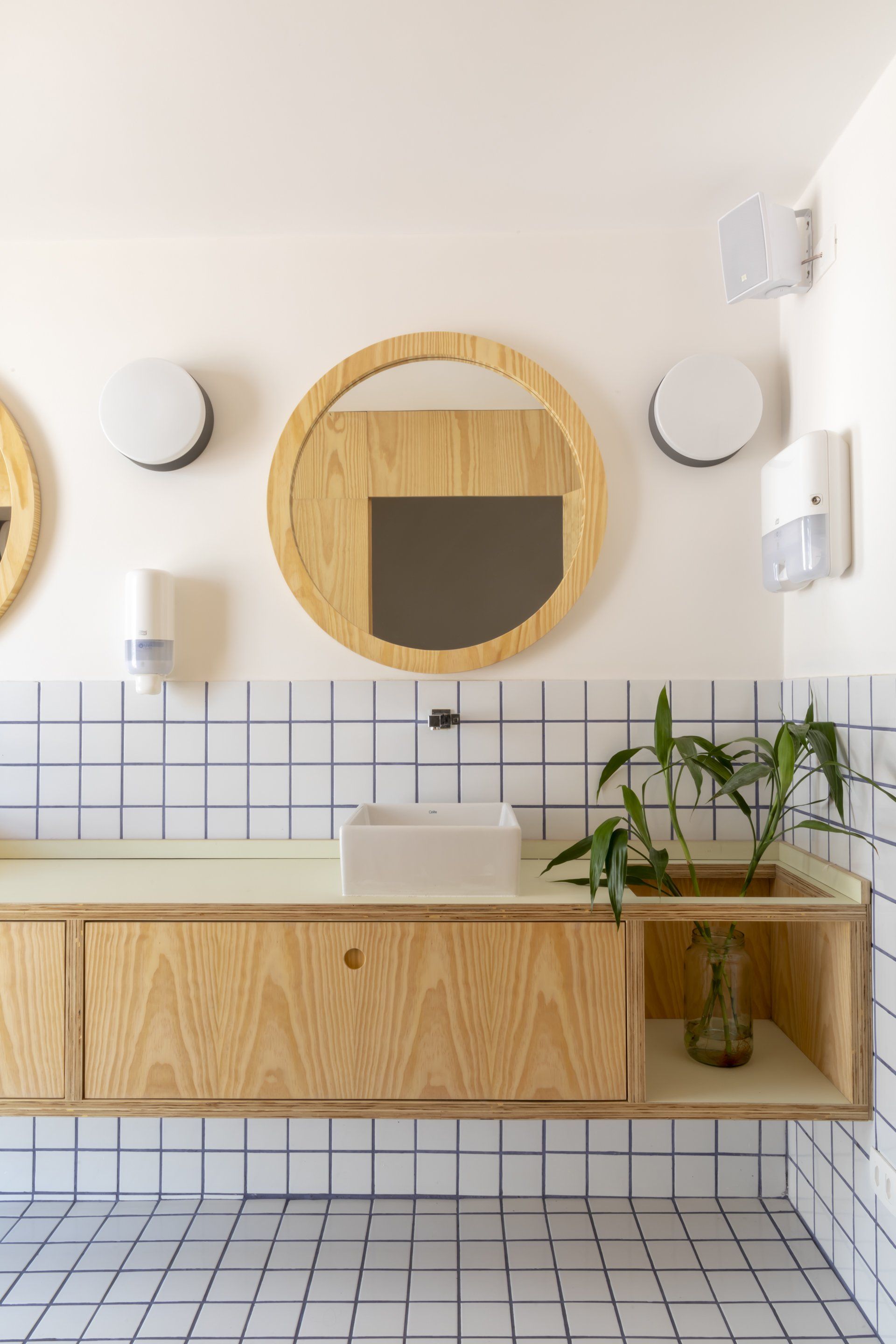 Um banheiro com pia e espelho na parede.