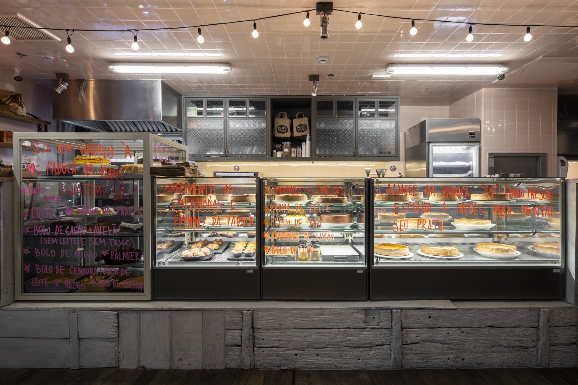 Uma padaria com muitas vitrines cheias de comida