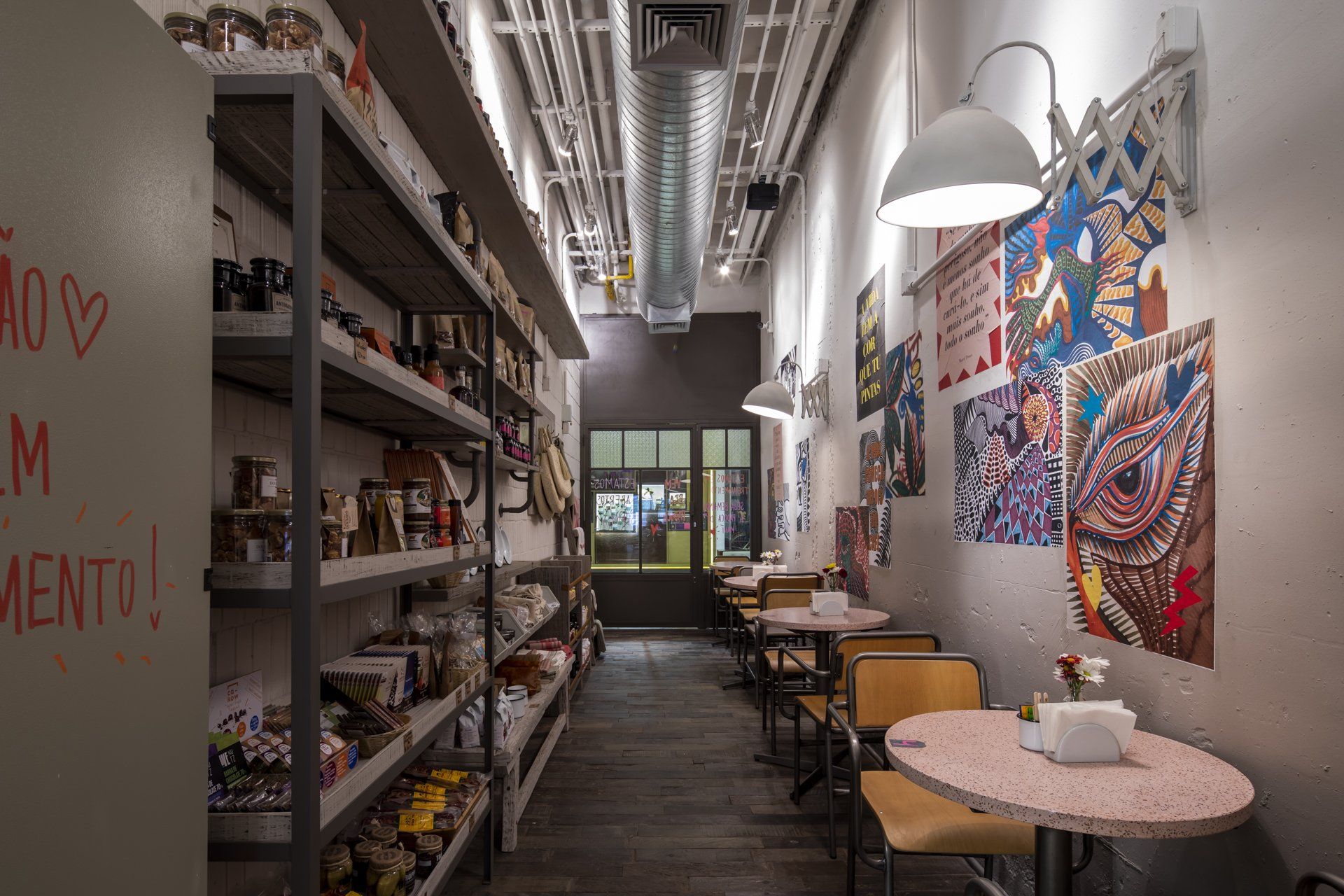 Um longo corredor com mesas e cadeiras em uma loja.