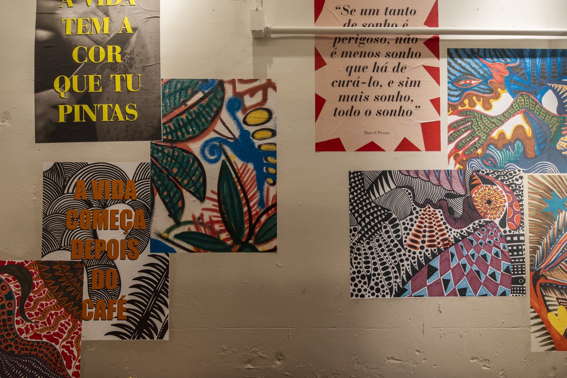 Uma parede com vários pôsteres, incluindo um que diz 