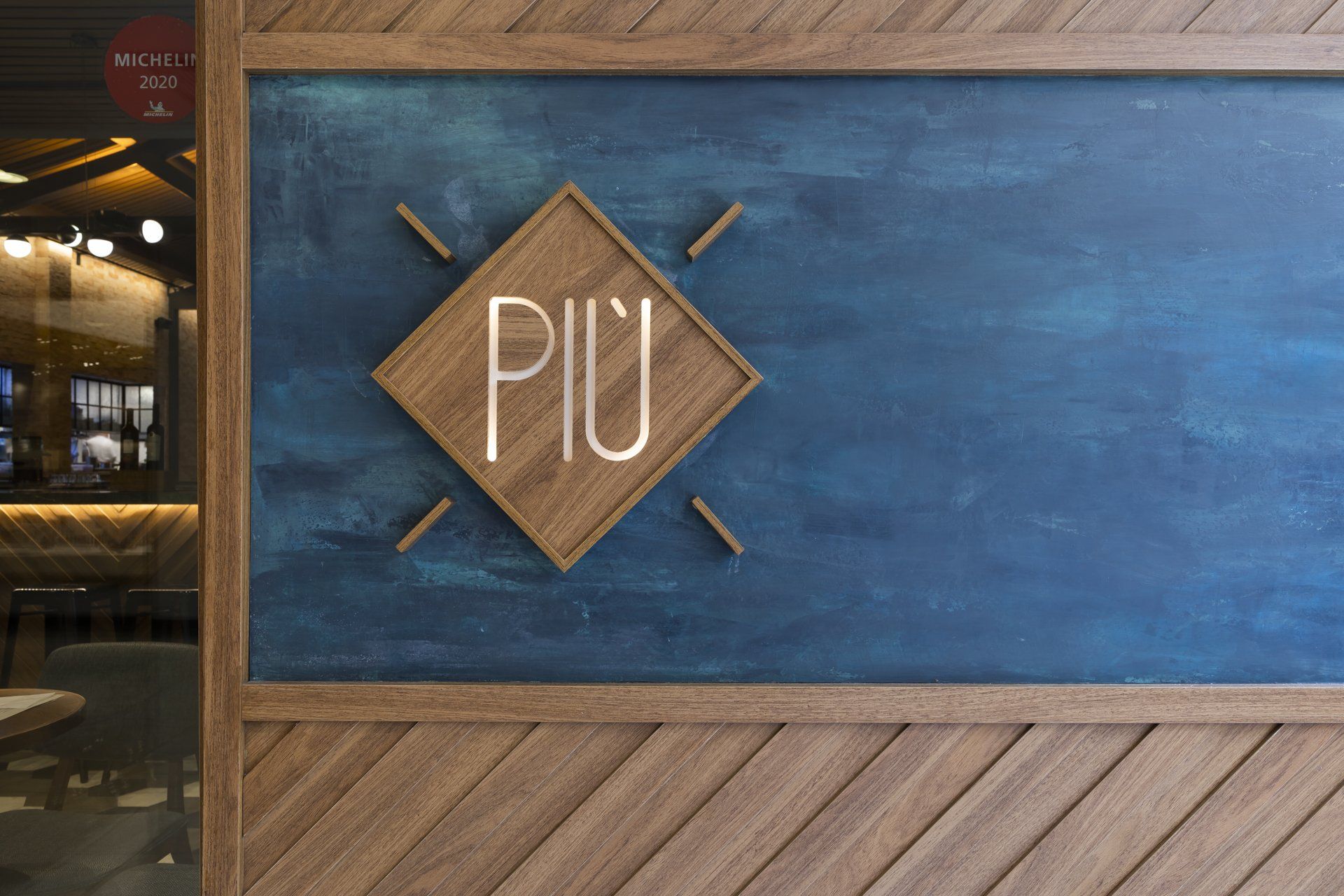 Uma placa de madeira com a palavra piu