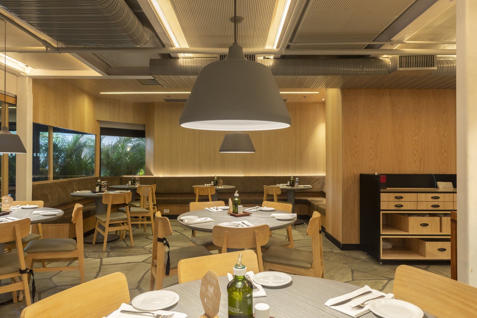 Impressão artística de um restaurante com mesas e cadeiras.