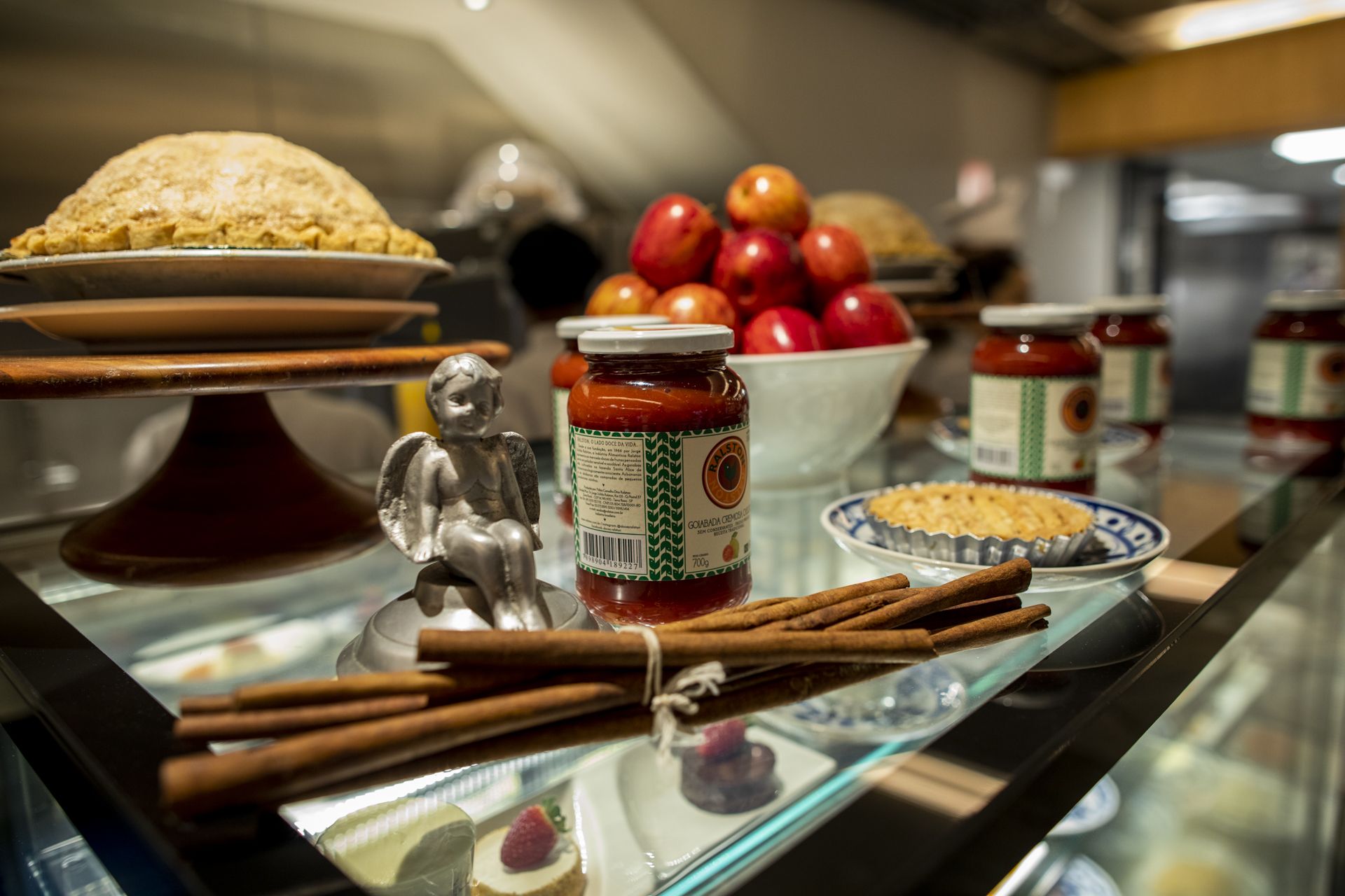 Uma vitrine cheia de comida e um pote de molho de tomate.