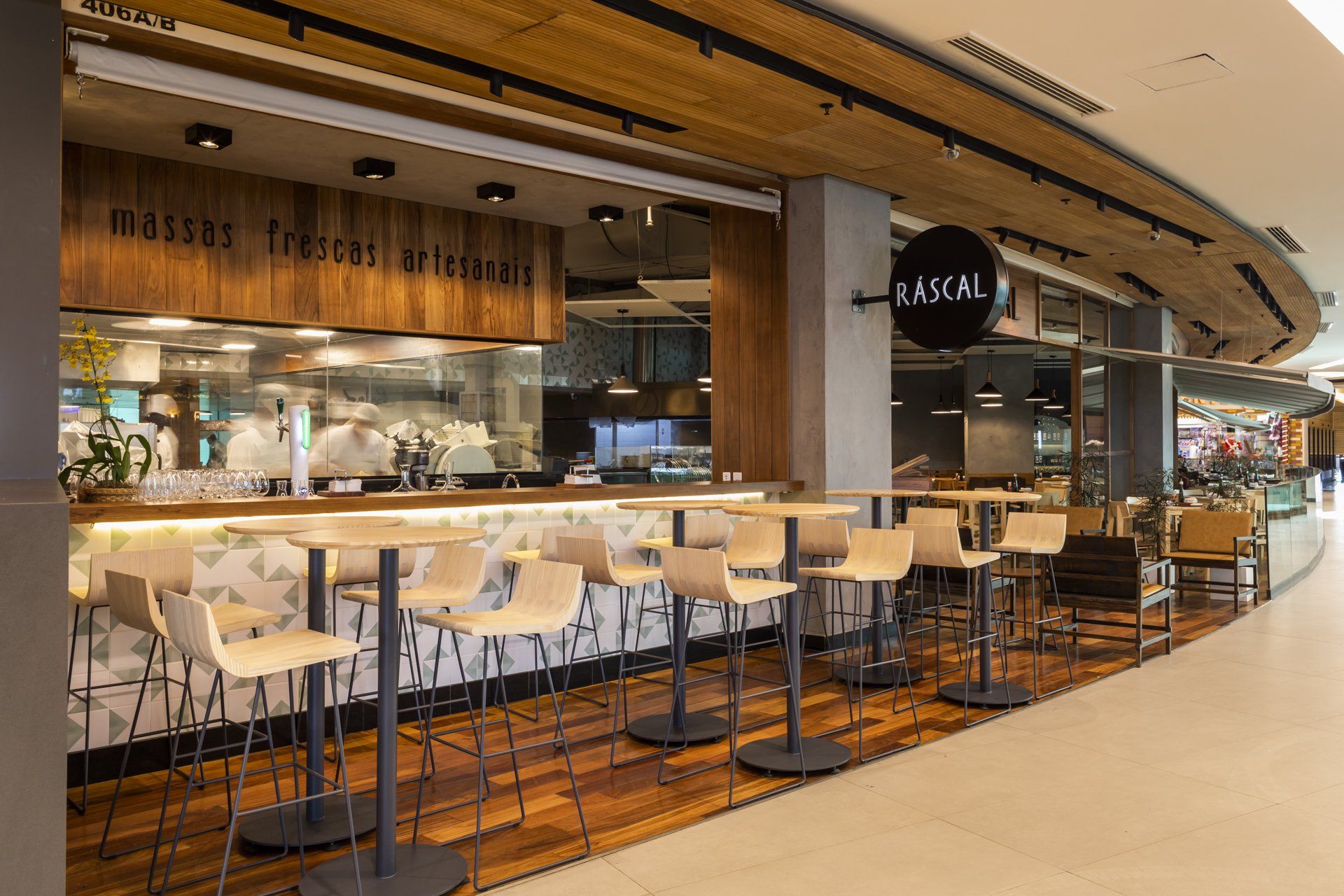 Um restaurante com mesas e cadeiras em um shopping.