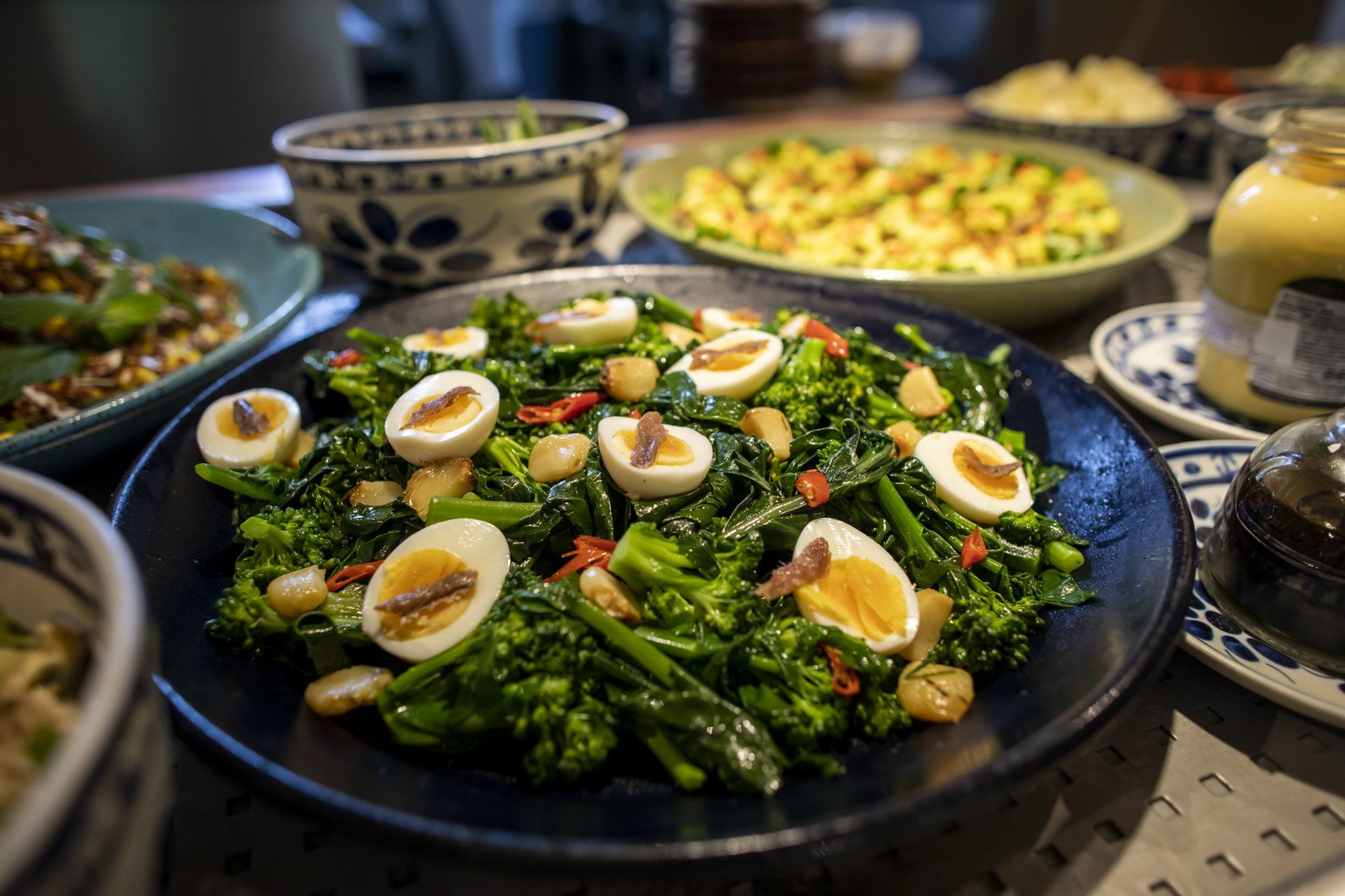 Um prato de comida com ovos e brócolis sobre uma mesa.